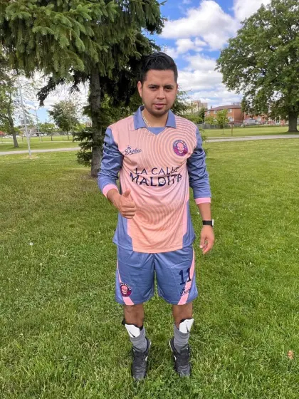 Diego Nova, delantero de La Calle Maldita, con el uniforme salmón del equipo en una cancha de pasto