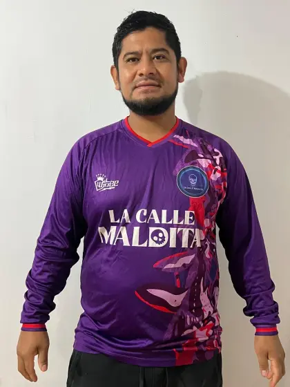 Kengi Lorenzana, lateral izquierdo de La Calle Maldita, con la camiseta morada del equipo