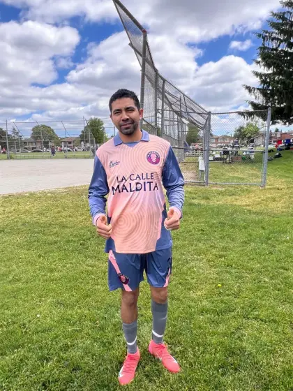 Gerardo Castillo, defensa central de La Calle Maldita, con el pulgar arriba en una cancha de pasto