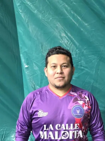 Alexis Cruz, centrocampista de La Calle Maldita, con la camiseta morada del equipo
